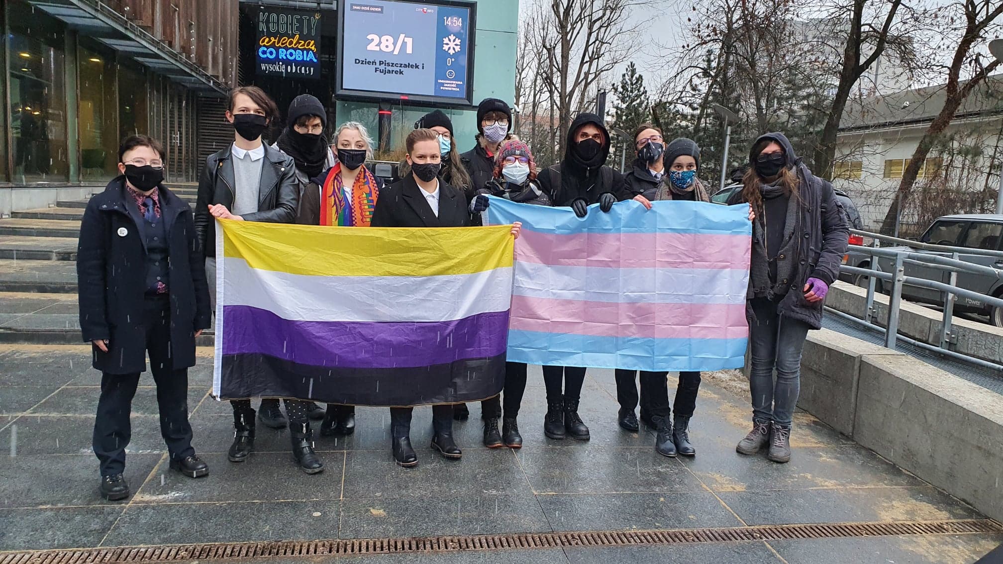 Zdjęcie z demo Lobby LGBTQ pod siedzibą Gazety Wyborczej; piąte z lewej Archie