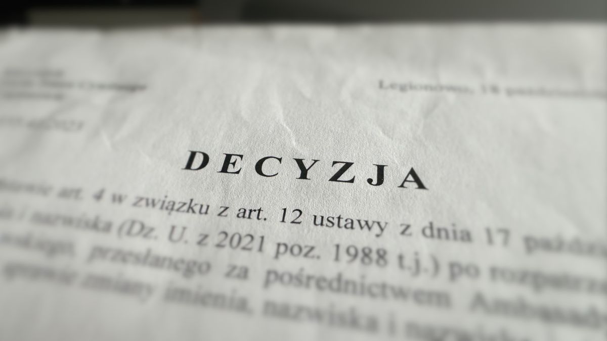 Zdjęcie decyzji o zmianie imienia, skupione na słowie „Decyzja”, reszta rozmyta