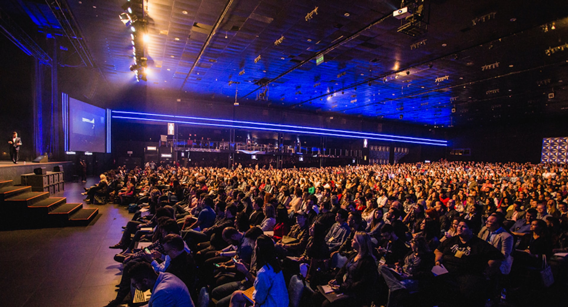 Grupa osób biorących udział w konferencji; Photo by Samuel Pereira on Unsplash